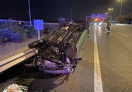 El vehículo accidentado dado la vuelta por completo.