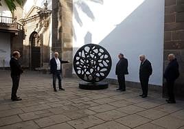 Un momento de la entrega de la escultura, este jueves.