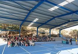 Acto de inauguración de la cubierta y pavimento de la cancha del CEIP San Isidro.