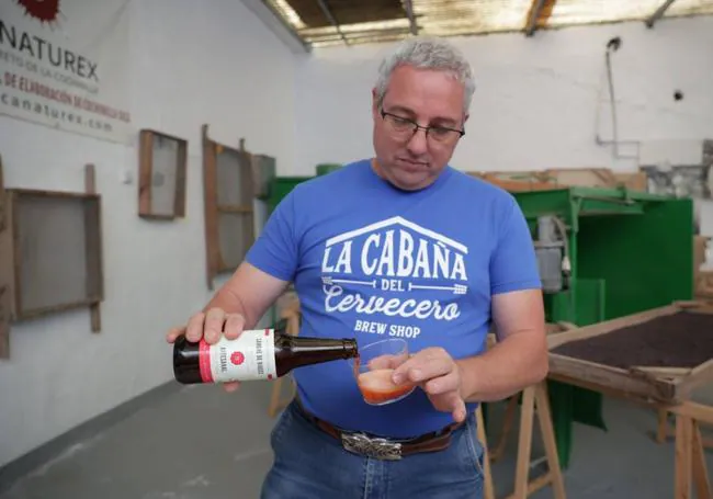 Carmelo González, de La Cabaña del Cervecero, sirve una copa de la nueva cerveza.
