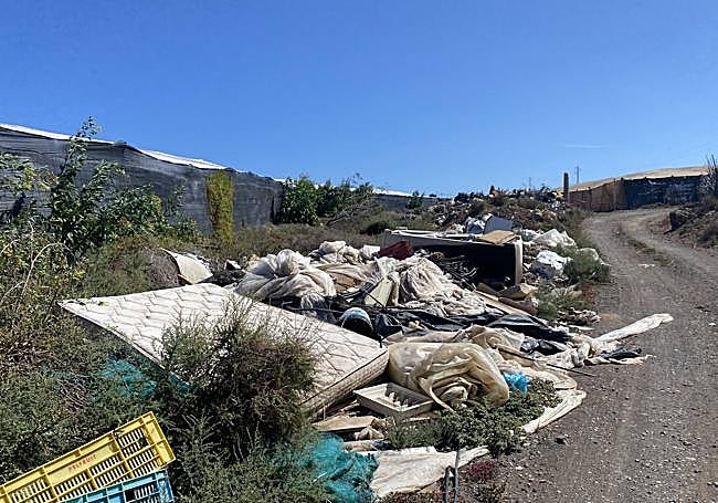 Foto de archivo de residuos en Vargas.