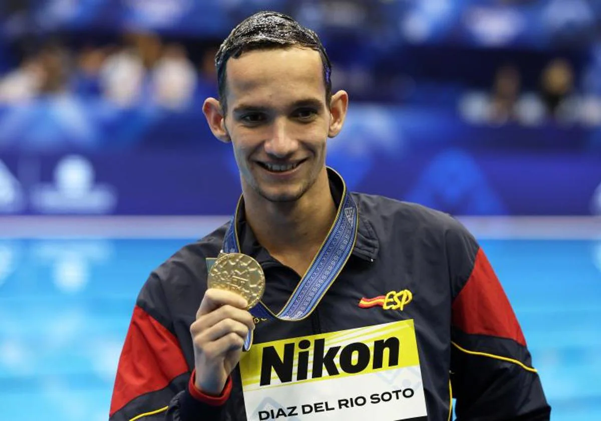 El grancanario Díaz del Río, con la medalla conquistada en el Mundial de Fukuoka.