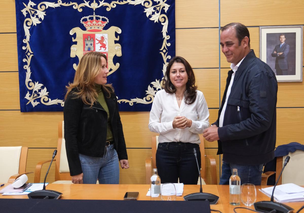 La presidenta Lola García y el vicepresidente Blas Acosta despiden a Paloma Hernández tras finalizar el pleno ordinario.