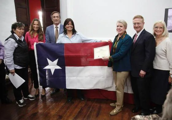 Los texanos entregaron objetos en Teguise, a la alcaldesa, Olivia Duque.