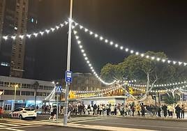 Colas para coger una guagua en Manuel Becerra tras la gala Drag.