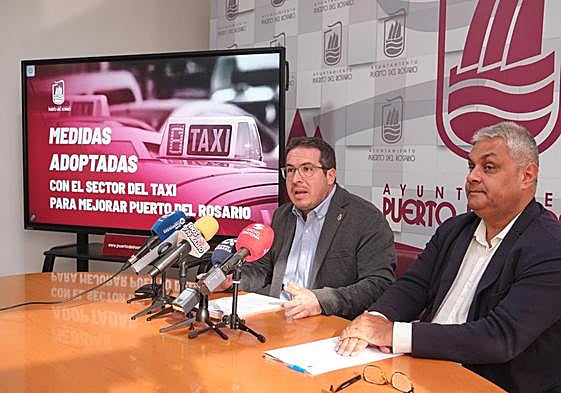 El alcalde David de Vera y el concejal de Transportes, Juan Jiménez, enumeran las medidas municipales de mejora del sector del taxi.