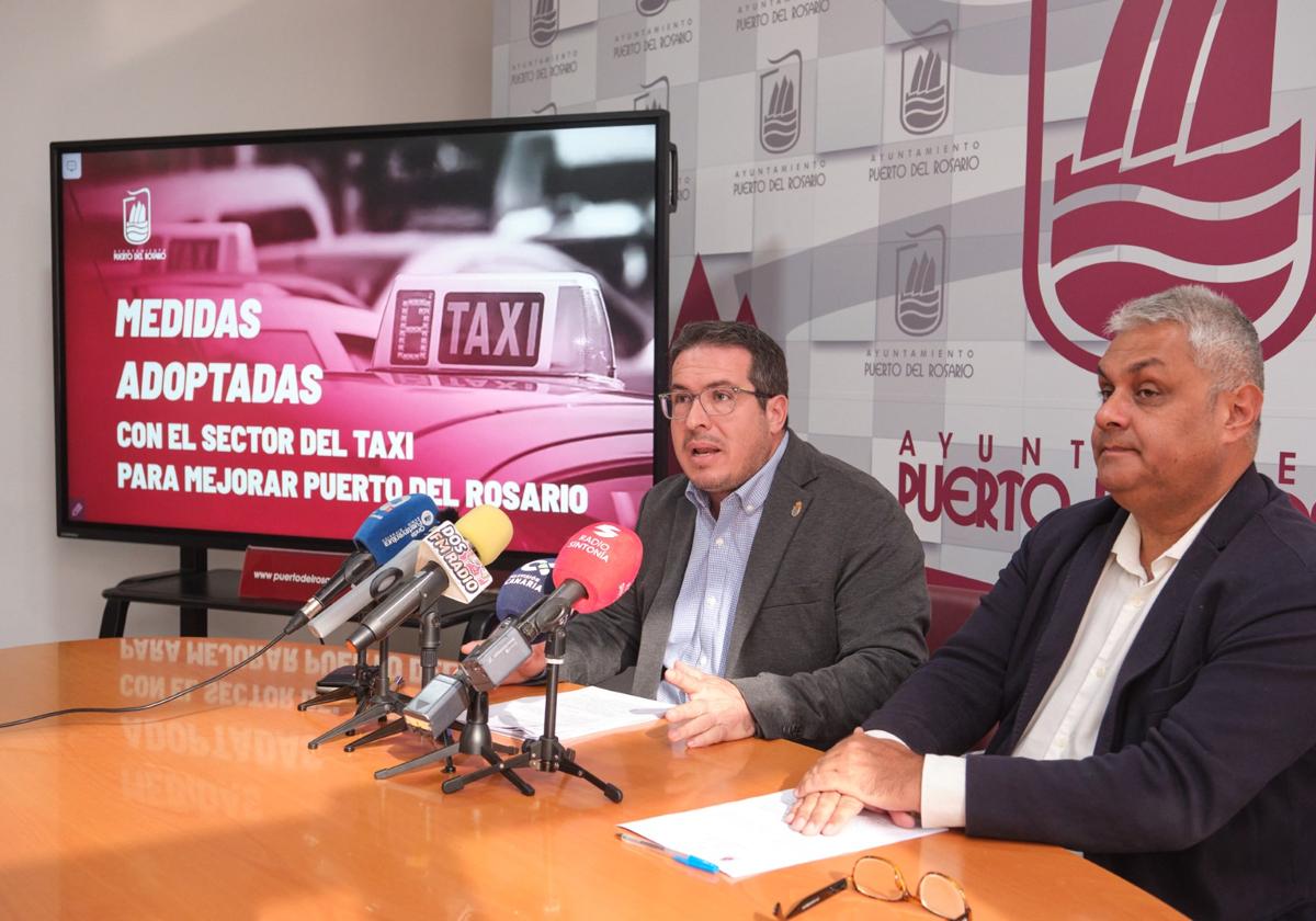 El alcalde David de Vera y el concejal de Transportes, Juan Jiménez, enumeran las medidas municipales de mejora del sector del taxi.
