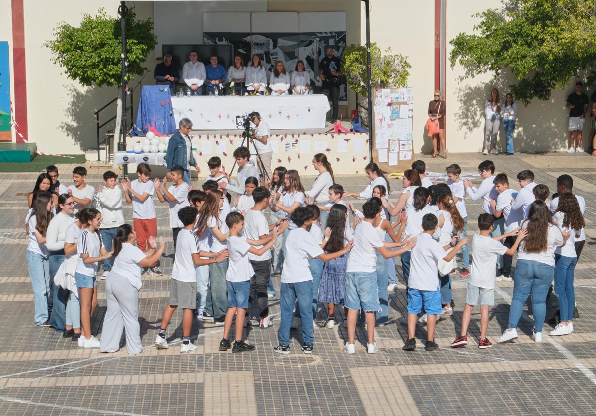 Una de las actividades del alumnado del IES Puerto del Rosario con motivo del Día de la Paz y la No Violencia Escolar.