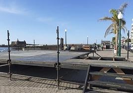 Escenario para actividades carnavaleras cerca de la sede del Ayuntamiento de Arrecife.