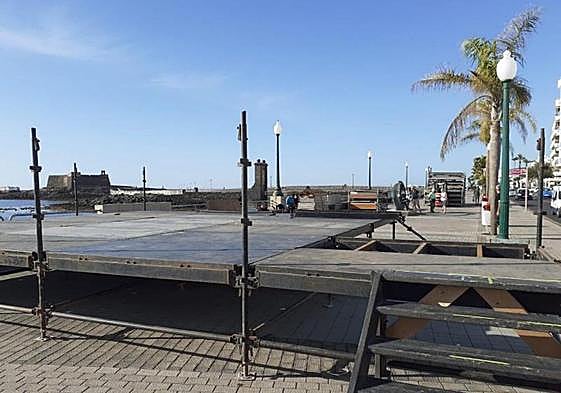 Escenario para actividades carnavaleras cerca de la sede del Ayuntamiento de Arrecife.