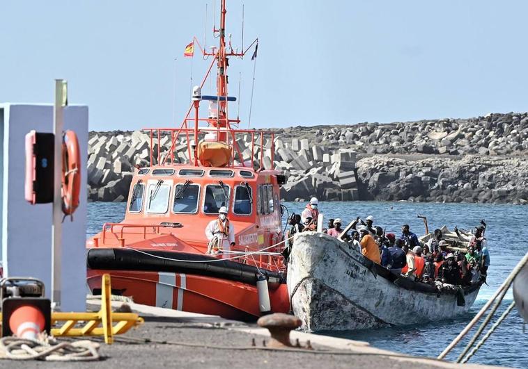 Las 162 personas a bordo de un cayuco acompañadas a La Restinga.