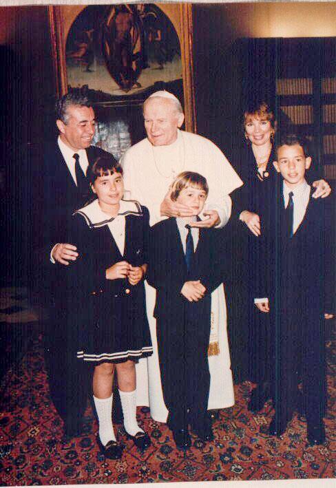 Olarte en el año 1991 durante una audiencia privada con el Papa Juan Pablo II, junto a su esposa y sus tres hijos pequeños. 