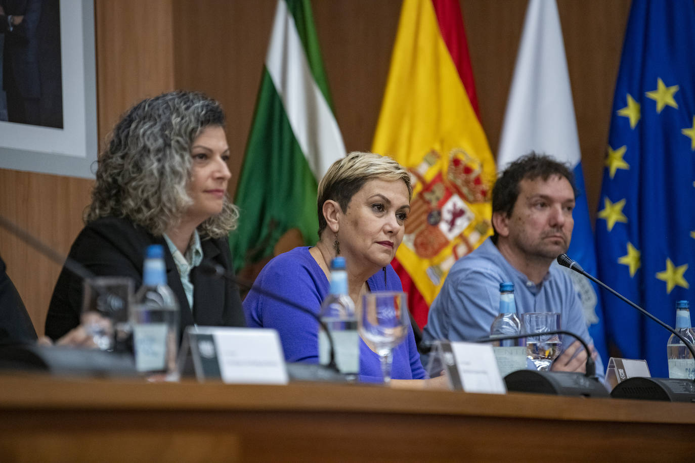 En el centro, la exalcaldesa y portavoz del PSOE, Ana Hernández, entre la edil socialista Elena Suárez y el de Forum Martín García.