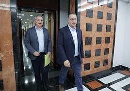 El consejero Poli Suárez (dcha.) anunció la medida este martes en rueda de prensa.