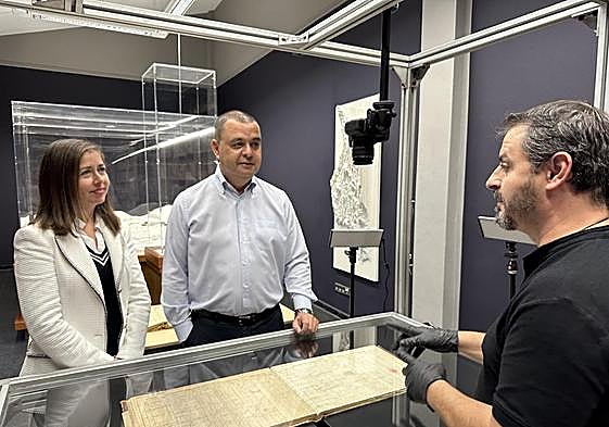 Imagen de archivo de Pedro Rodríguez y Sibisse Sosa en el Archivo Histórico Provincial.