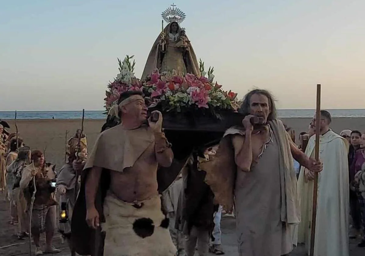 Final de la representación teatral de la aparición de la Virgen de Candelaria en Tenerife, adaptada a la playa de Gran Tarajal.