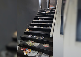 Imagen de basura en las escaleras del parque del Estadio Insular.