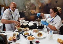 La chef Gloria Rodríguez, del restaurante Los Pinchitos, prepara su tapa de carne de cabra de raza majorera en Madrid Fusión.