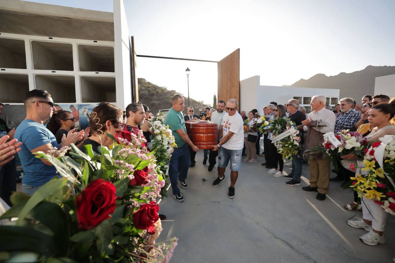 Emoción, flores y unión en el último adiós a Pedro Ulla