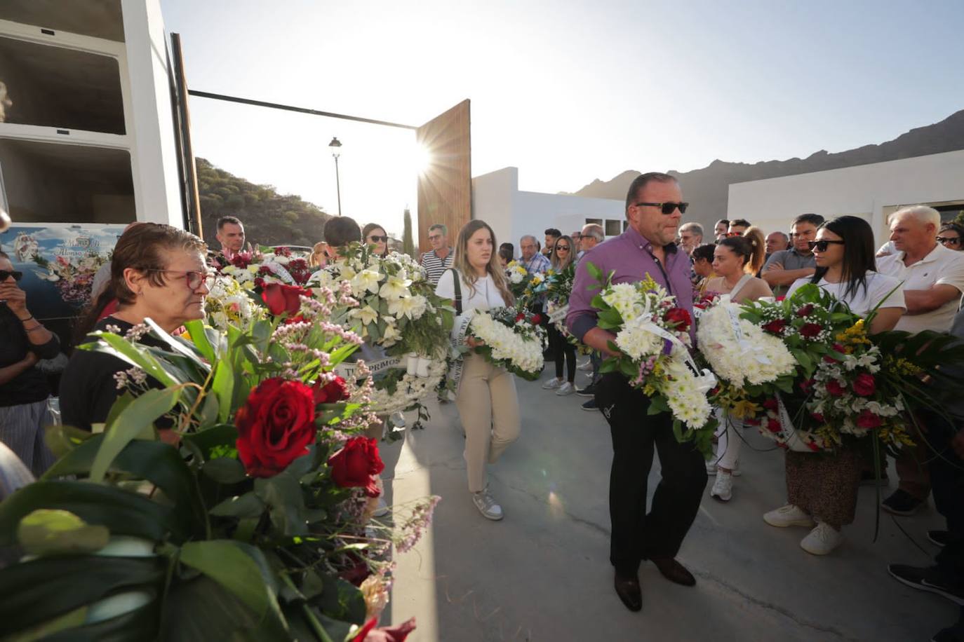 Emoción, flores y unión en el último adiós a Pedro Ulla