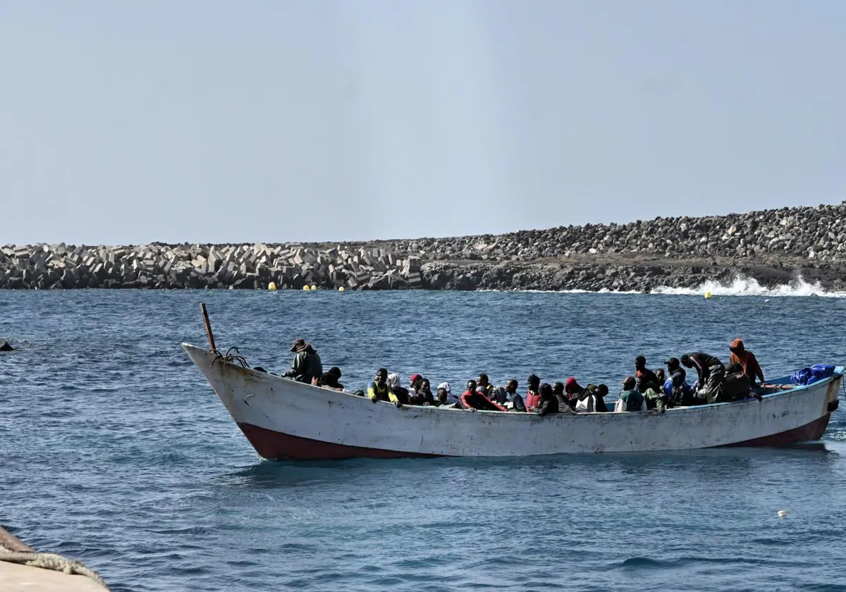 Imagen de un cayuco que alcanzó la costa de la isla de El Hierro a finales del pasado mes de enero.