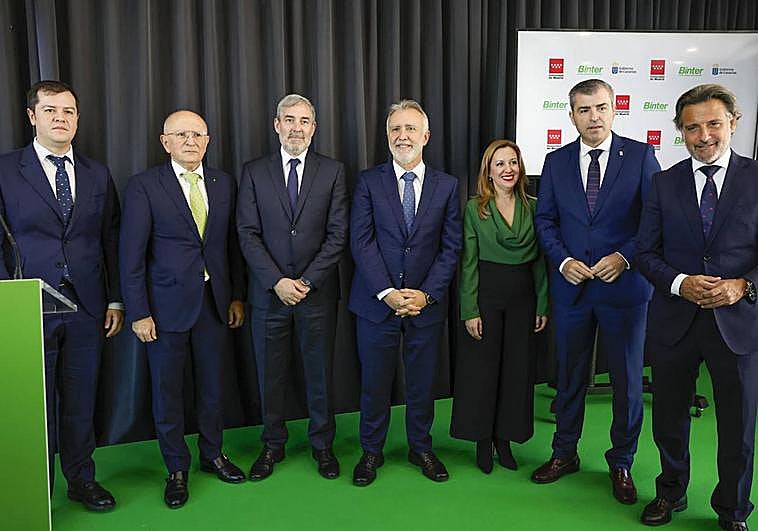 El presidente de Canarias, Fernando Clavijo (3i); su antecesor en el cargo y ministro de Política Territorial, Ángel Víctor Torres (4d), y el presidente de la aerolínea canaria Binter, Rodolfo Núñez (2i), entre otros, durante la presentación de losprimeros vuelos de Binter entre el aeropuerto de Madrid Barajas y las islas de Gran Canaria y Tenerife.