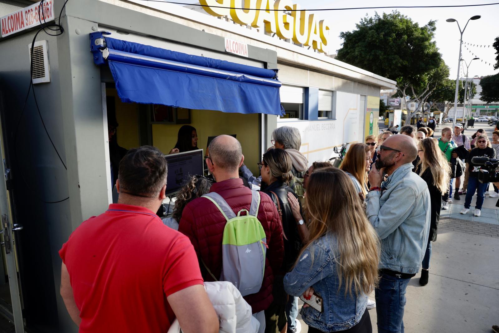 Imágenes de las colas para conseguir entradas de la gala de la reina