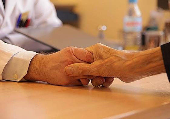 El acompañamiento y los cuidados paliativos son esenciales en una enfermedad terminal.