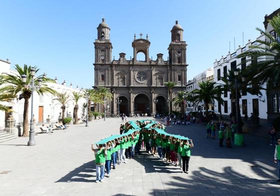 Imagen del lazo humano de color verde organizado por la Asociación Española Contra el Cáncer Las Palmas en la Plaza de Santa Ana.