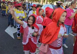 Una caperucita roja saluda durante el desfile de los alumnos de los tres centros educativos de Antigua de este viernes.