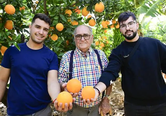 José Medina posa orgulloso con sus nietos, José y Raúl, que mantienen la tradición.
