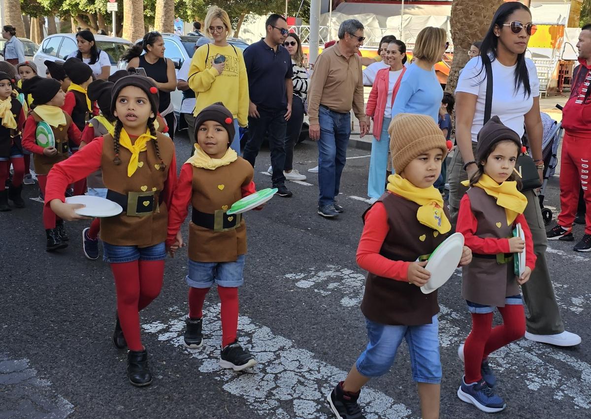 Imagen secundaria 1 - Escolares salidos de los cuentos en el desfile de Antigua