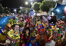 Diversos momentos del desfile inaugural del carnaval de Agüimes, con sus particulares carrozas.