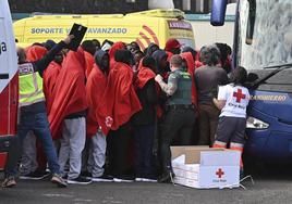 Inmigrantes llegados esta mañana al puerto de La Restinga, en El Hierro