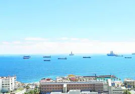 Fotografía captada esa semana con casi dos docenas de buques en fondeo en el puerto de Las Palmas. Algunos aprovechan para recargar combustible y provisionarse.