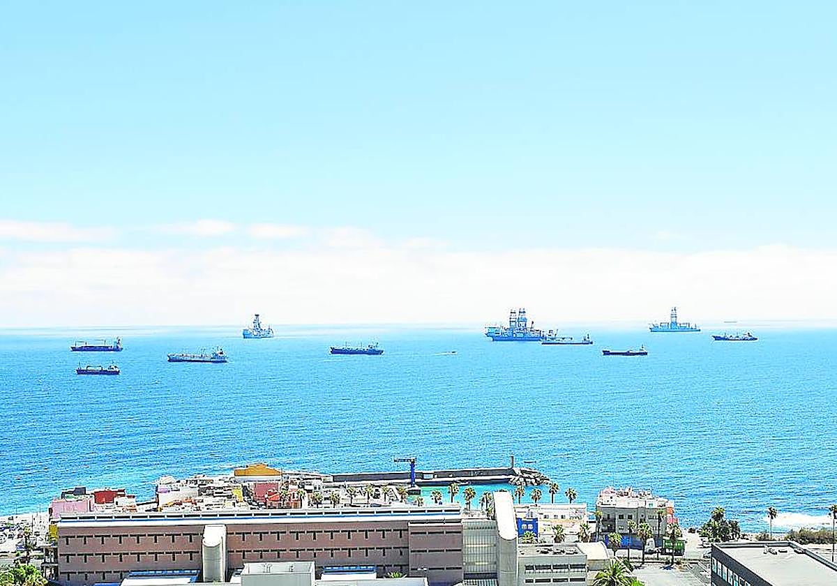 Fotografía captada esa semana con casi dos docenas de buques en fondeo en el puerto de Las Palmas. Algunos aprovechan para recargar combustible y provisionarse.