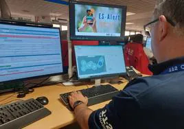 Un técnico de la Dirección General de Emergencias trabaja con la aplicación del sistema ES-Alert.