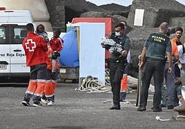 Imagen de varios bebés migrantes que llegaron en un cayuco a El Hierro este fin de semana.
