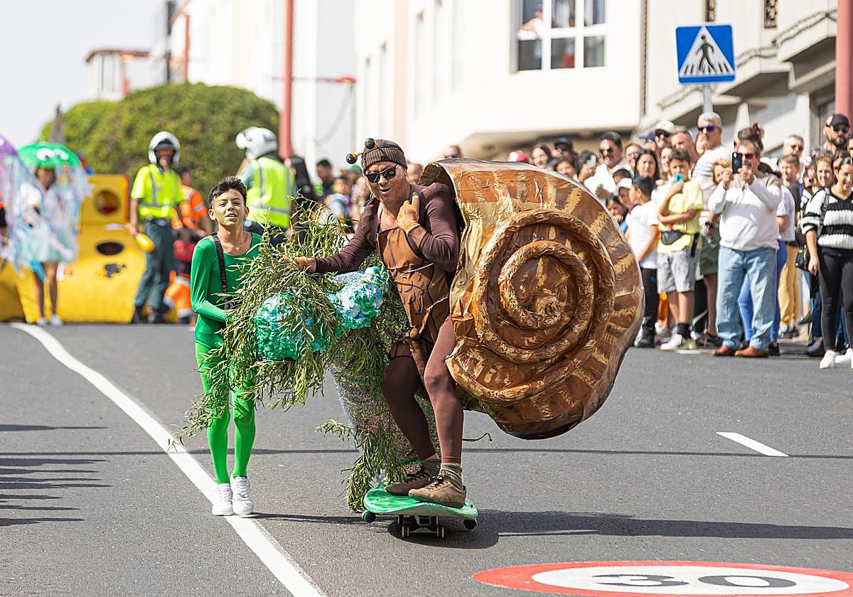 Sobre monopatín logró avanzar este caracol.