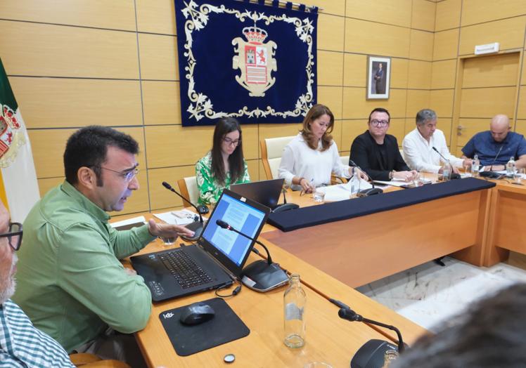 Domingo Montañés, gerente del Consejo Insular de Aguas, detalla los dos planes aprobados de forma inicial.