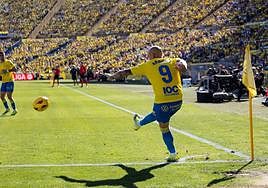 Sandro, en la ejecución de un saque de esquina en el Gran Canaria.