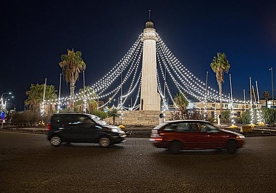 Dos coches atraviesan la rotonda de Belén María, iluminada de manera especial por el carnaval de Las Palmas de Gran Canaria.