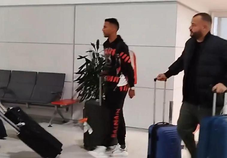 Vídeo de la llegada de Jonathan Viera al aeropuerto de Almería.