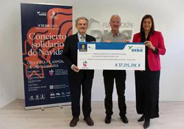 Pedro Justo, Juan José Sall y Sara Mateos posan con el Cheque Concierto de Navidad.