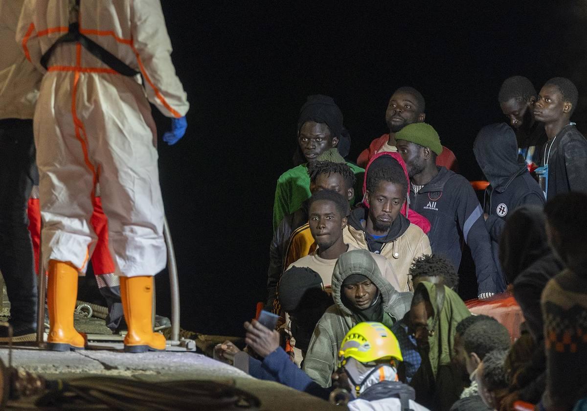 Migrantes de origen subsahariano localizados a bordo de dos lanchas neumáticas cerca de Lanzarote y los ha trasladado al puerto de Arrecife.