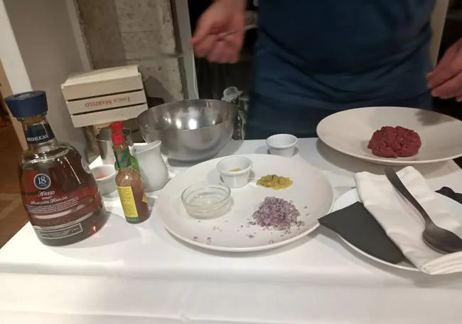 Elaboración en mesa del steak tartar.