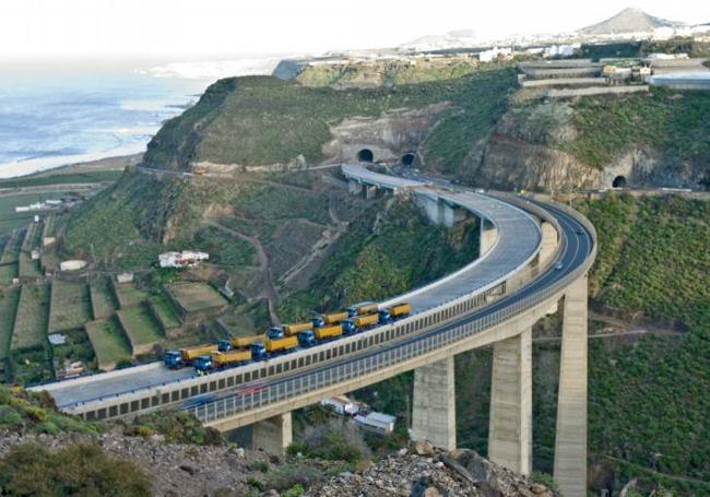 Prueba de carga en la duplicación del viaducto de Silva, en la autovía del Norte.