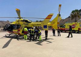 Intervención de personal de helicóptero medicalizado y ambulancia del SUC en accidente de tráfico.