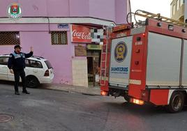 Efectivos de bomberos y policía frente al local donde se produjo la explosión.