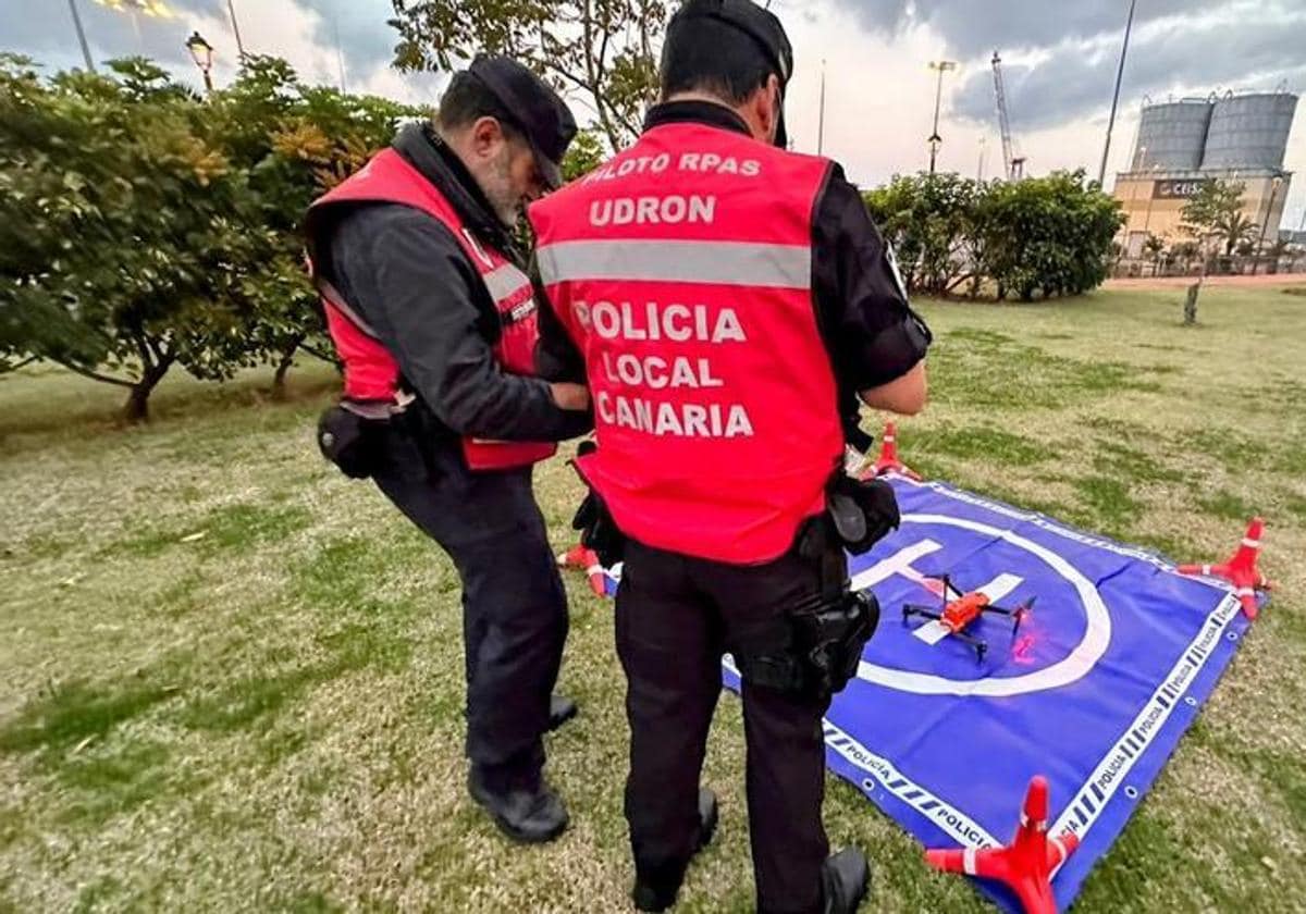 Agentes especializados de la Unidad Drones de la Policía Local de Santa Cruz de La Palma.